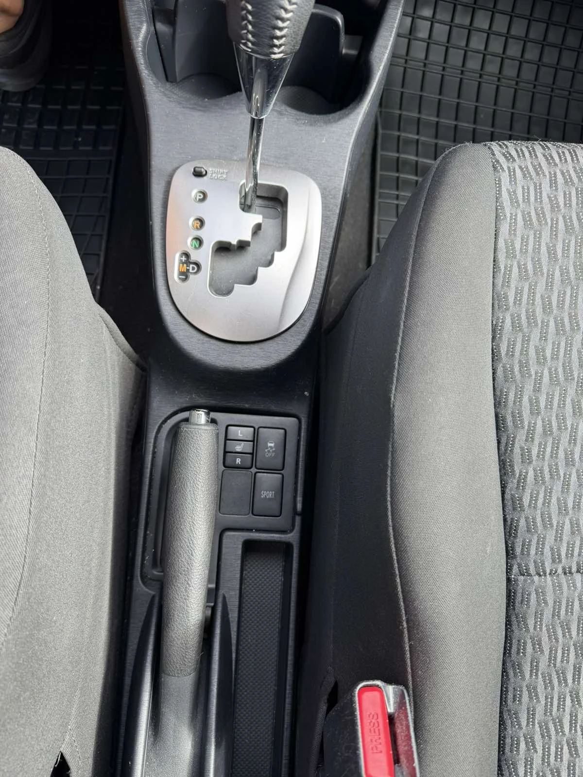 Toyota Yaris 1.3, снимка 13 - Автомобили и джипове - 56091384