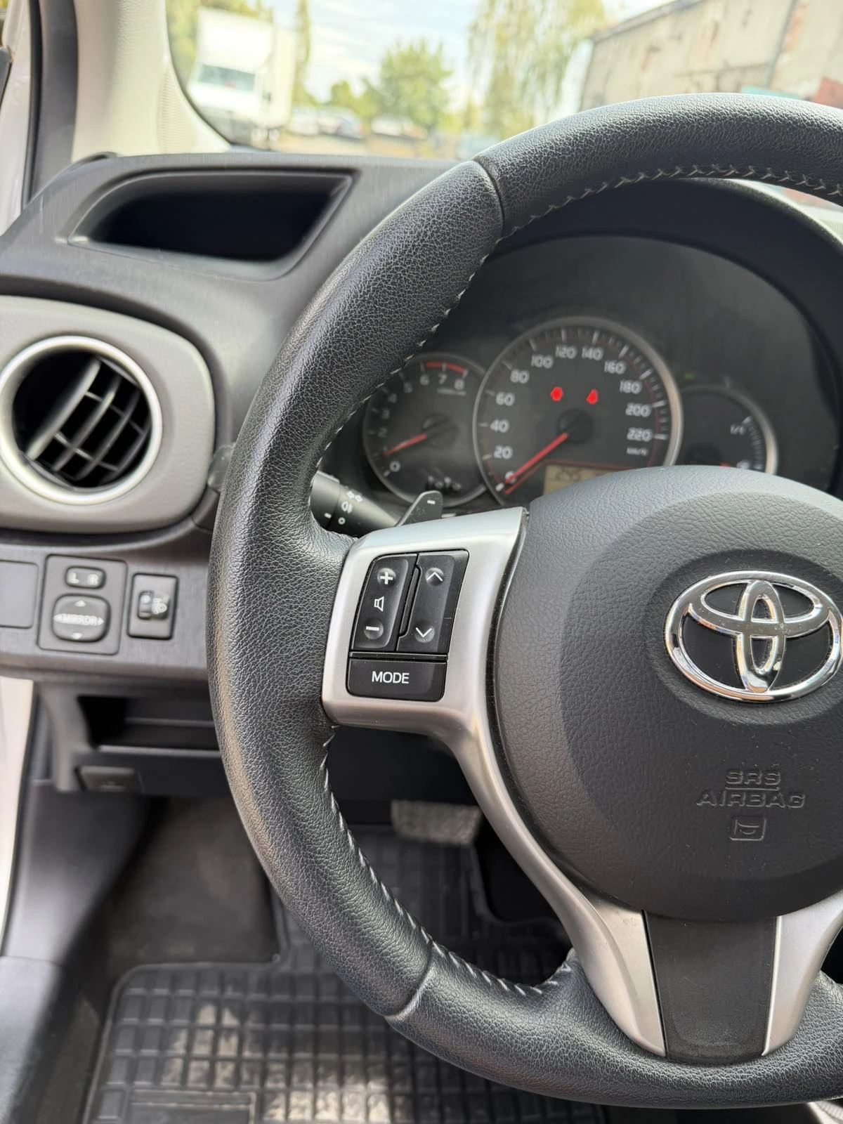 Toyota Yaris 1.3, снимка 10 - Автомобили и джипове - 56091384