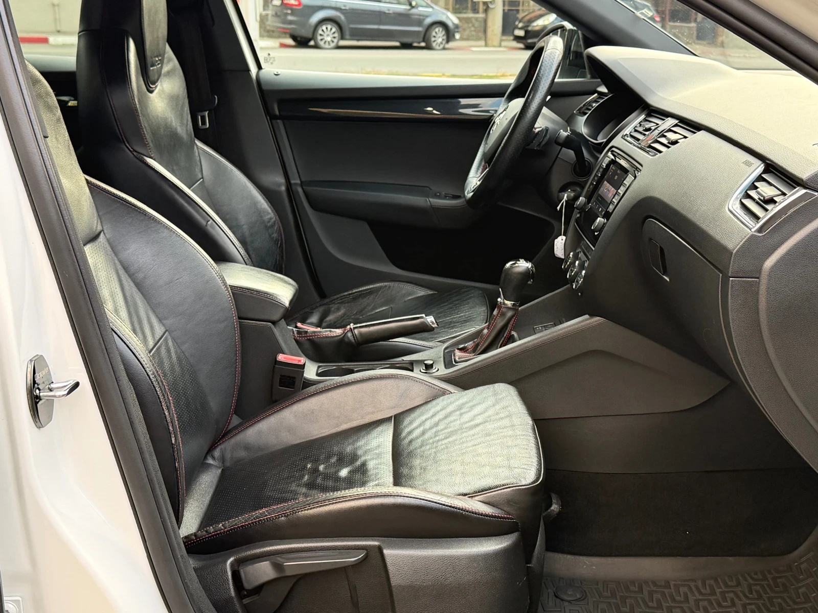 Skoda Octavia 2.0TDI VRS/Автоматик/Нави/Кожа, снимка 14 - Автомобили и джипове - 56204276