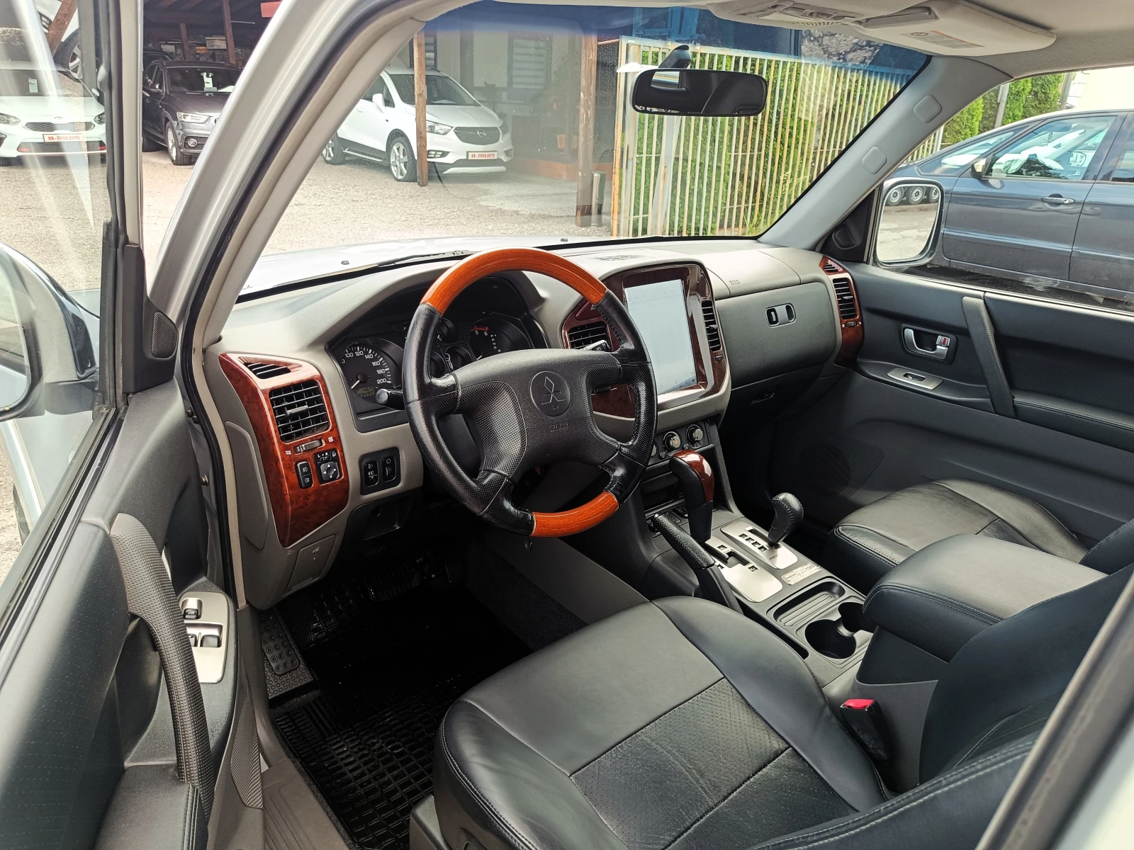 Mitsubishi Pajero 3.2 DiD* АВТОМАТИК* 4Х4* БАВНИ* БЛОКАЖ* ИТАЛИЯ* FU, снимка 8 - Автомобили и джипове - 55125697