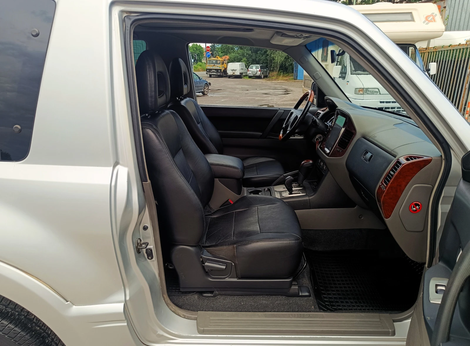Mitsubishi Pajero 3.2 DiD* АВТОМАТИК* 4Х4* БАВНИ* БЛОКАЖ* ИТАЛИЯ* FU, снимка 10 - Автомобили и джипове - 55125697