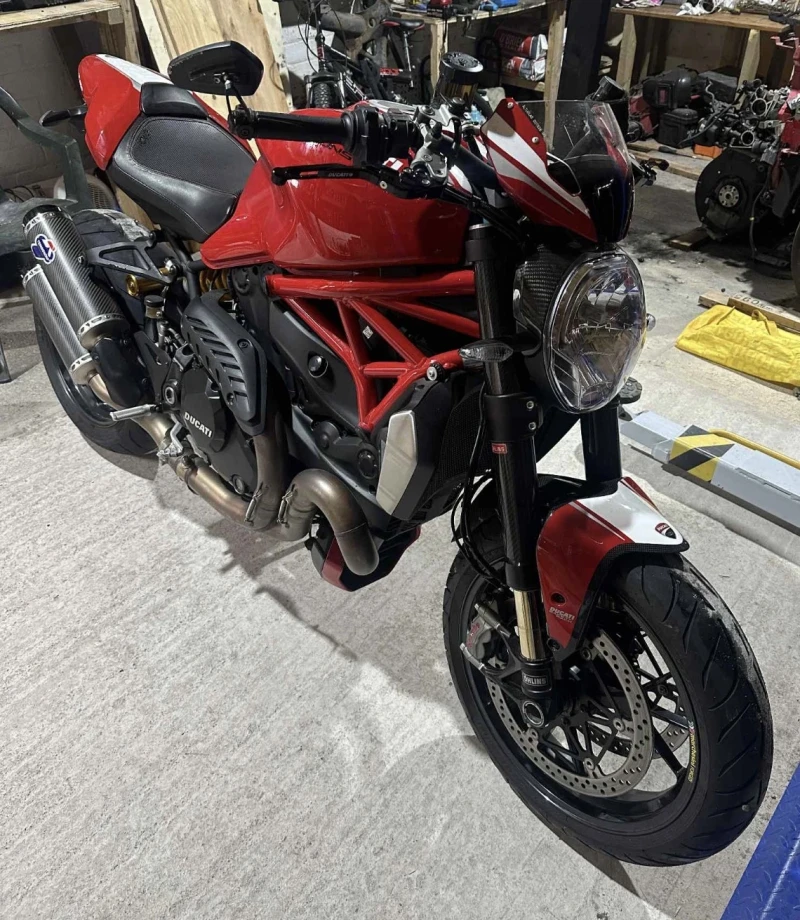 Ducati Monster 1200R на части 