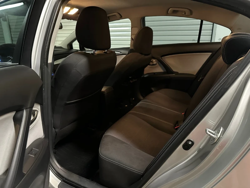 Toyota Avensis T27, снимка 11 - Автомобили и джипове - 52202359