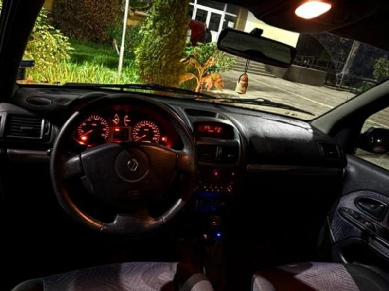Renault Clio 1.4 16 v, снимка 2 - Автомобили и джипове - 52478135