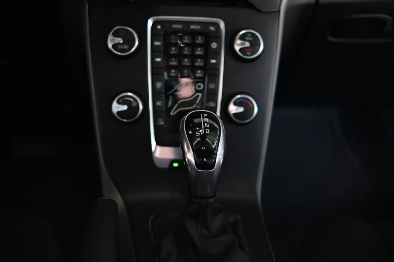 Volvo V40 D2, снимка 15 - Автомобили и джипове - 53467884