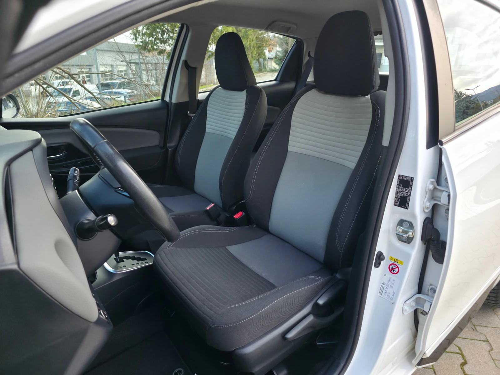 Toyota Yaris 1.5 HYBRID EURO6c - изображение 10