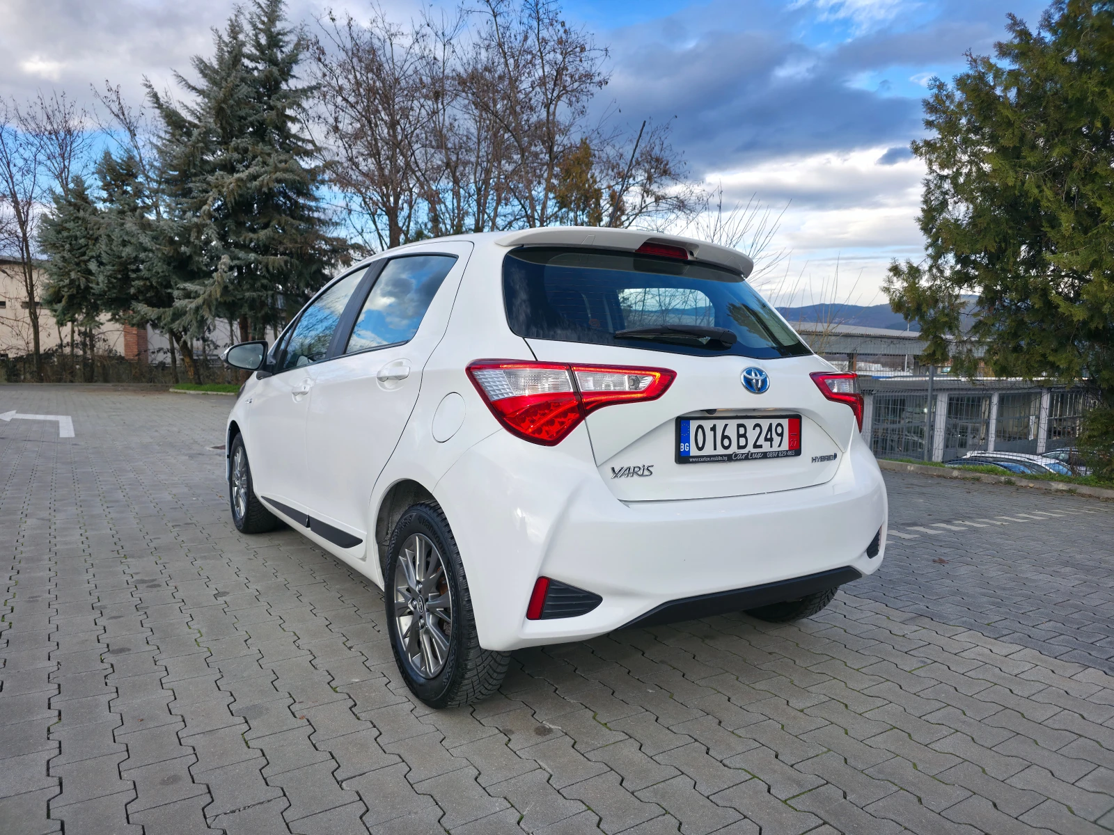 Toyota Yaris 1.5 HYBRID EURO6c - изображение 4