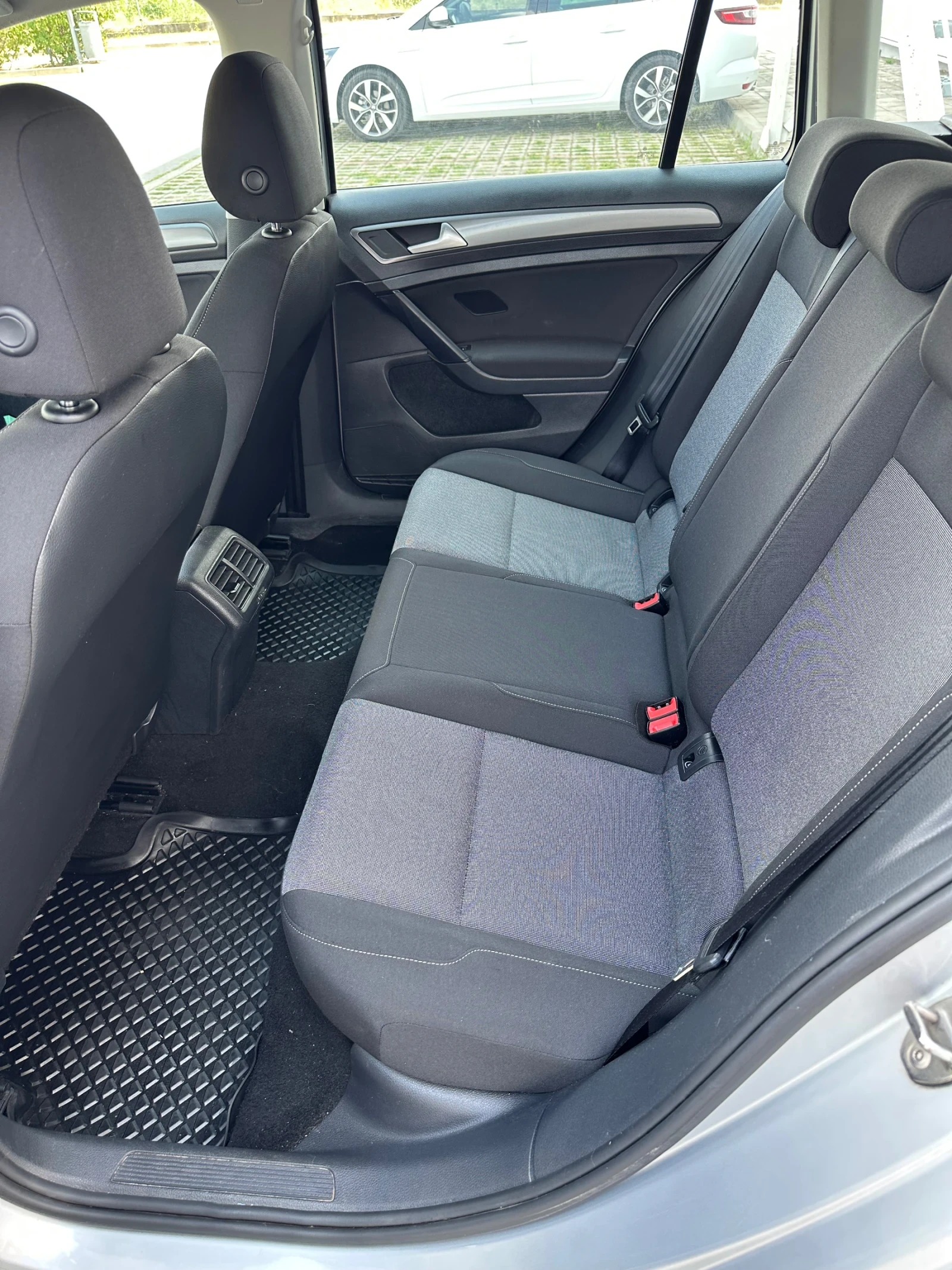 VW Golf 1.6 TDI , снимка 7 - Автомобили и джипове - 55386342