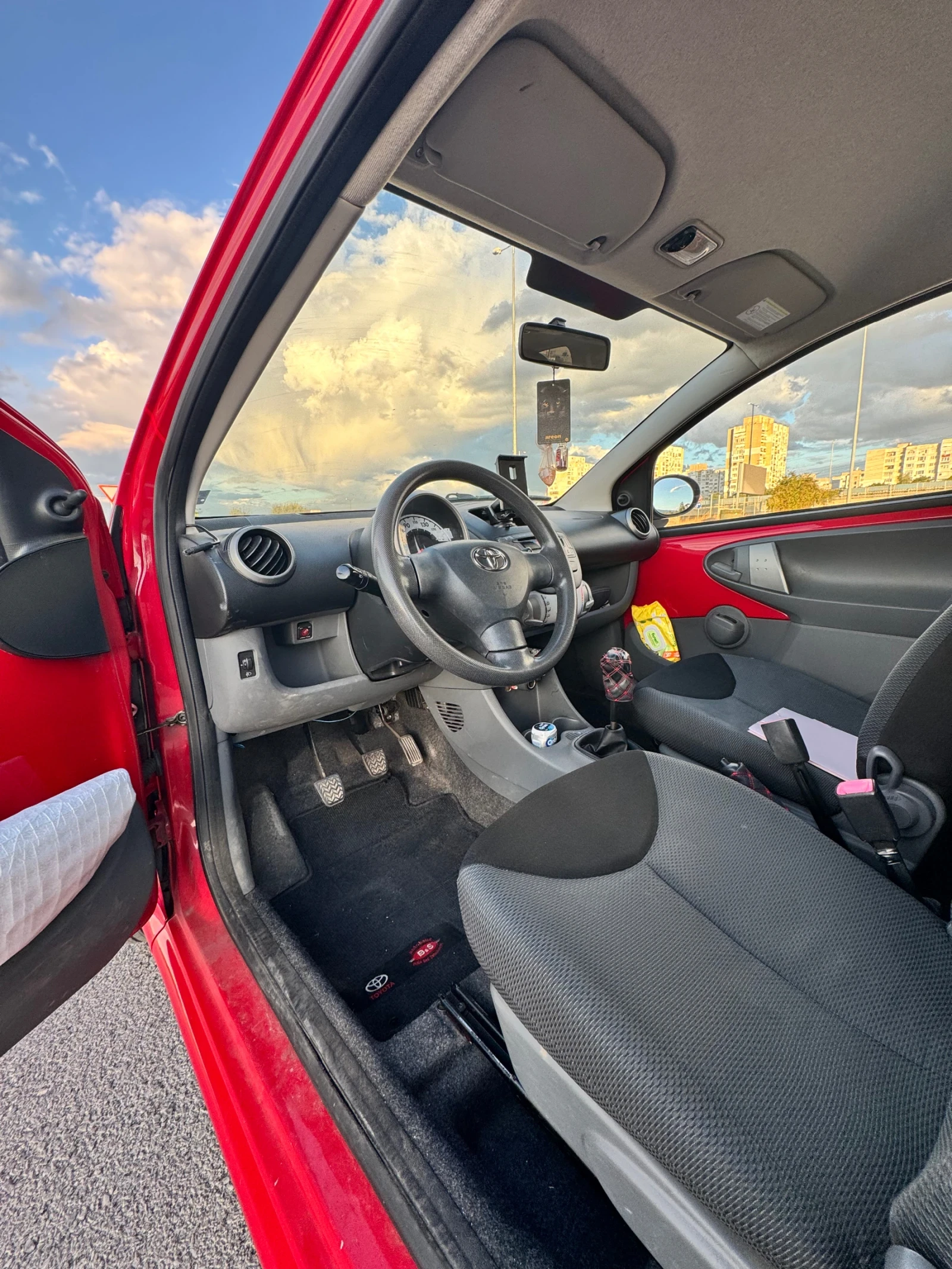 Toyota Aygo 1.0 VVT-i (68 к.с.), снимка 8 - Автомобили и джипове - 56238659