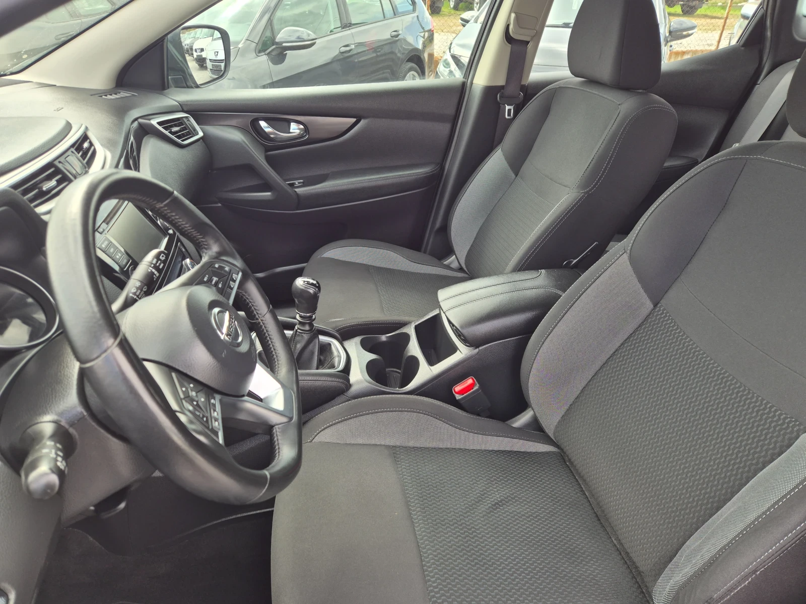 Nissan Qashqai 1.5 dci, снимка 8 - Автомобили и джипове - 54169370