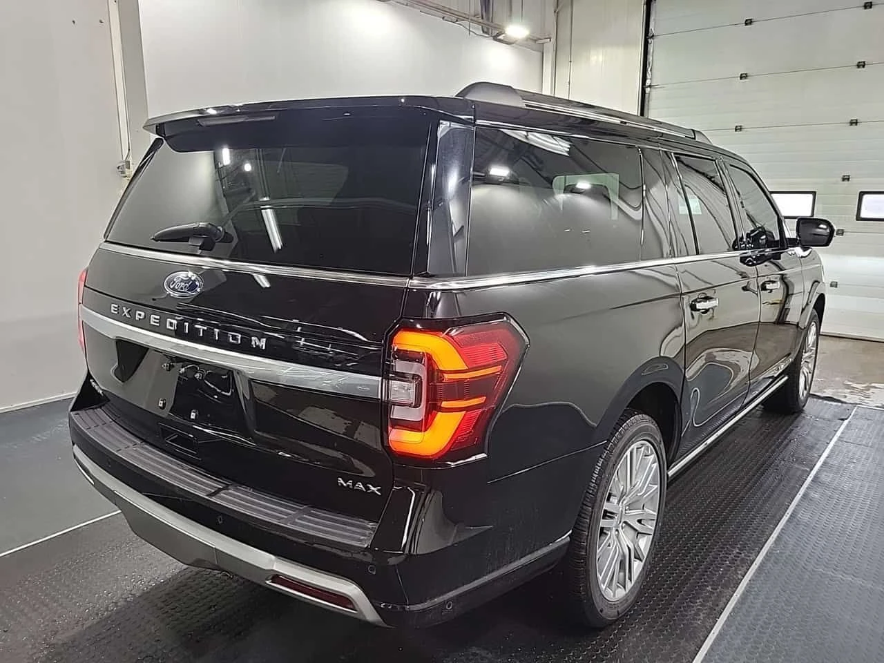 Ford Expedition * PLATINUM * CARFAX * CARPLAY * PANO * ОБДУХВАНЕ, снимка 3 - Автомобили и джипове - 54356481