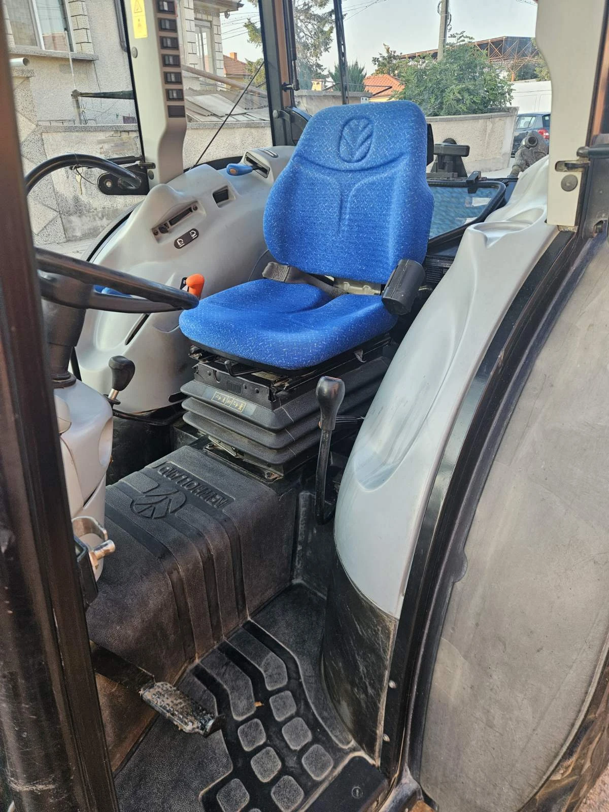 Трактор New Holland T4040F, снимка 2 - Селскостопанска техника - 55670625