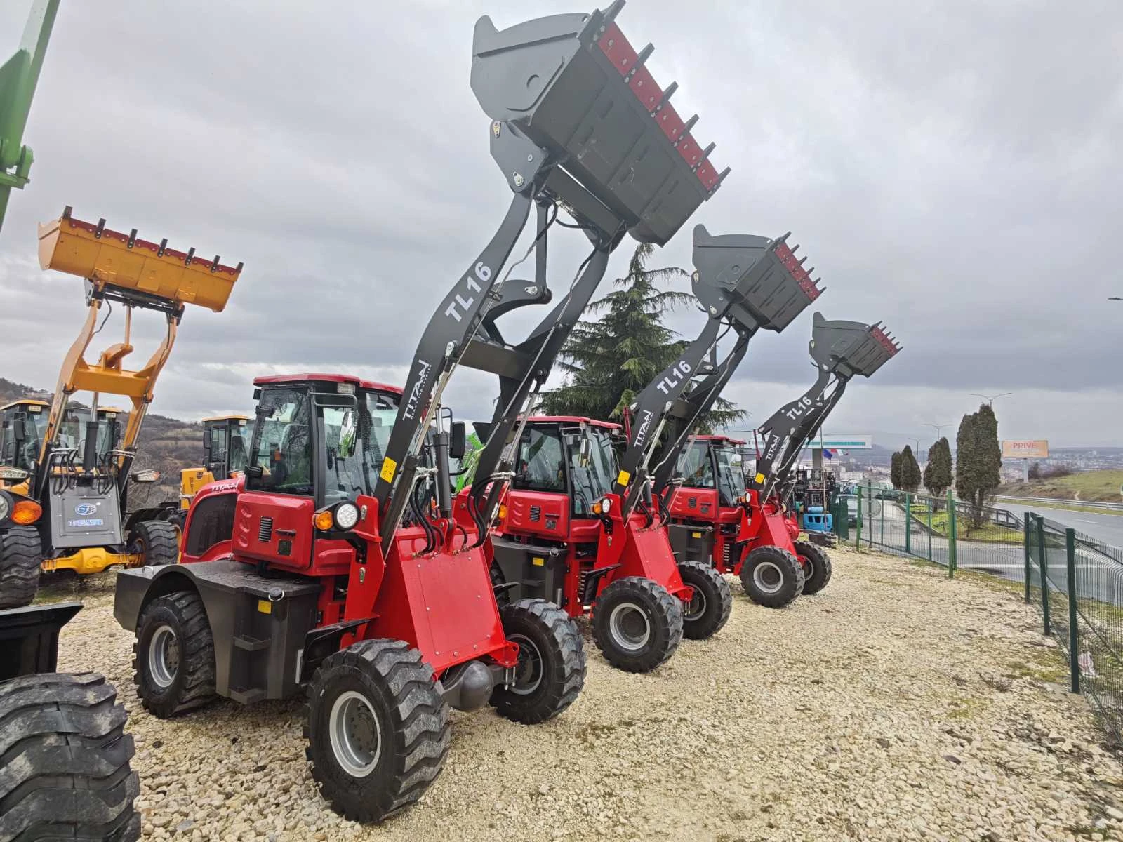 Мини челни товарачи Komatsu TITAN 1600kg КЛИМАТИК