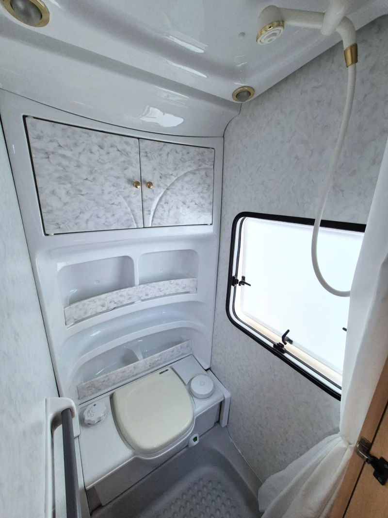 Каравана Hobby 440 De Luxe /// ФОРСЕЛТ /// WC /// ФРЕНСКА СПАЛНЯ , снимка 11 - Каравани и кемпери - 51620487
