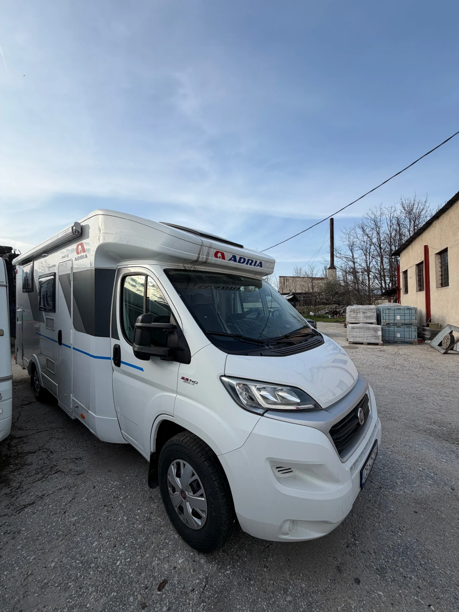 Кемпер Adria Sun Living, снимка 2 - Каравани и кемпери - 54201043