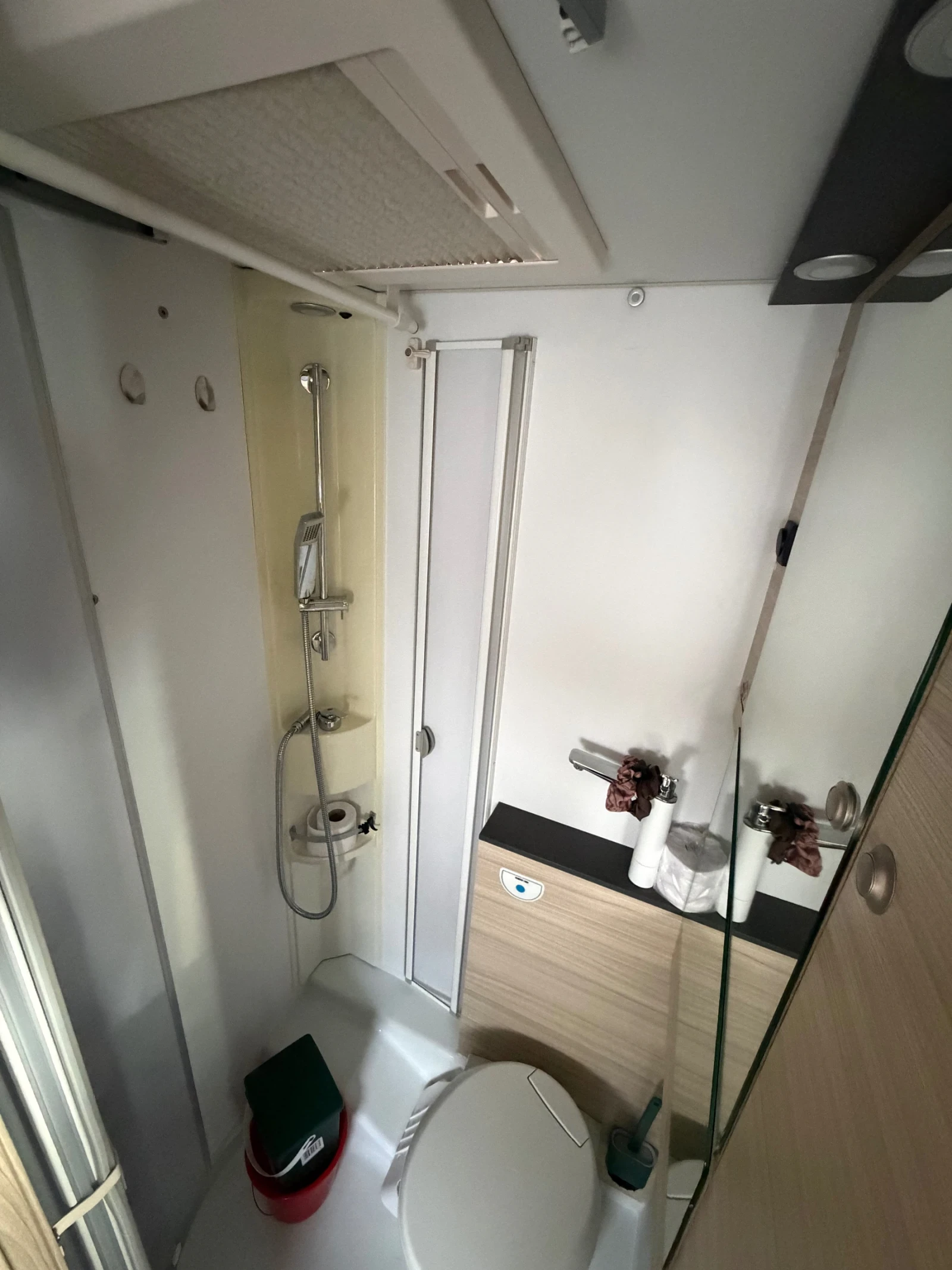 Кемпер Adria Sun Living, снимка 5 - Каравани и кемпери - 54201043