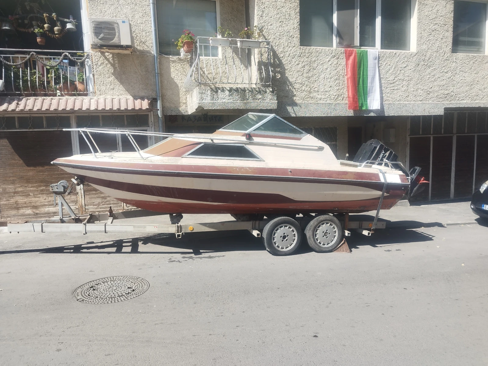 Моторна яхта Glastron