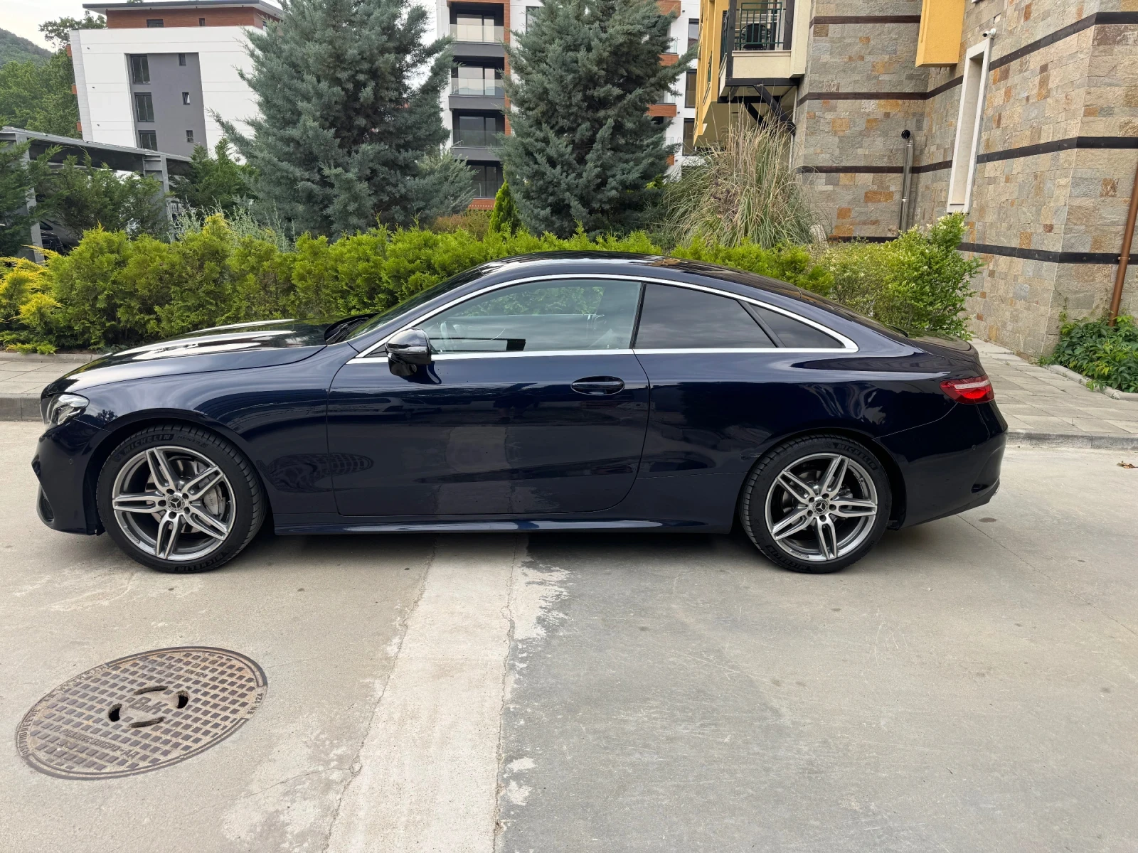 Mercedes-Benz E 220  AMG/4X4 9G/90000хил.км, снимка 3 - Автомобили и джипове - 55280383