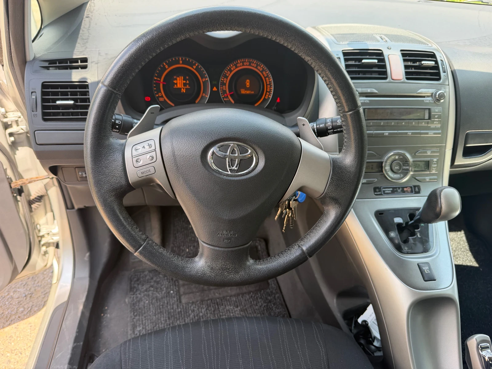 Toyota Auris, снимка 14 - Автомобили и джипове - 55604194