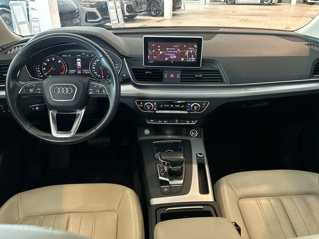 Audi Q5 * quattro Premium Plus * CARFAX * ЦЕНА ДО БГ - изображение 9