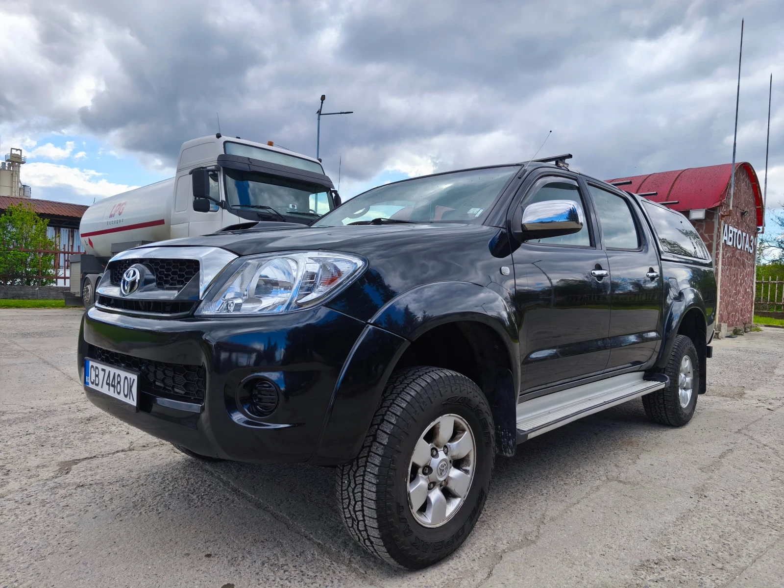 Toyota Hilux 2.5 D4D, снимка 2 - Автомобили и джипове - 54332961