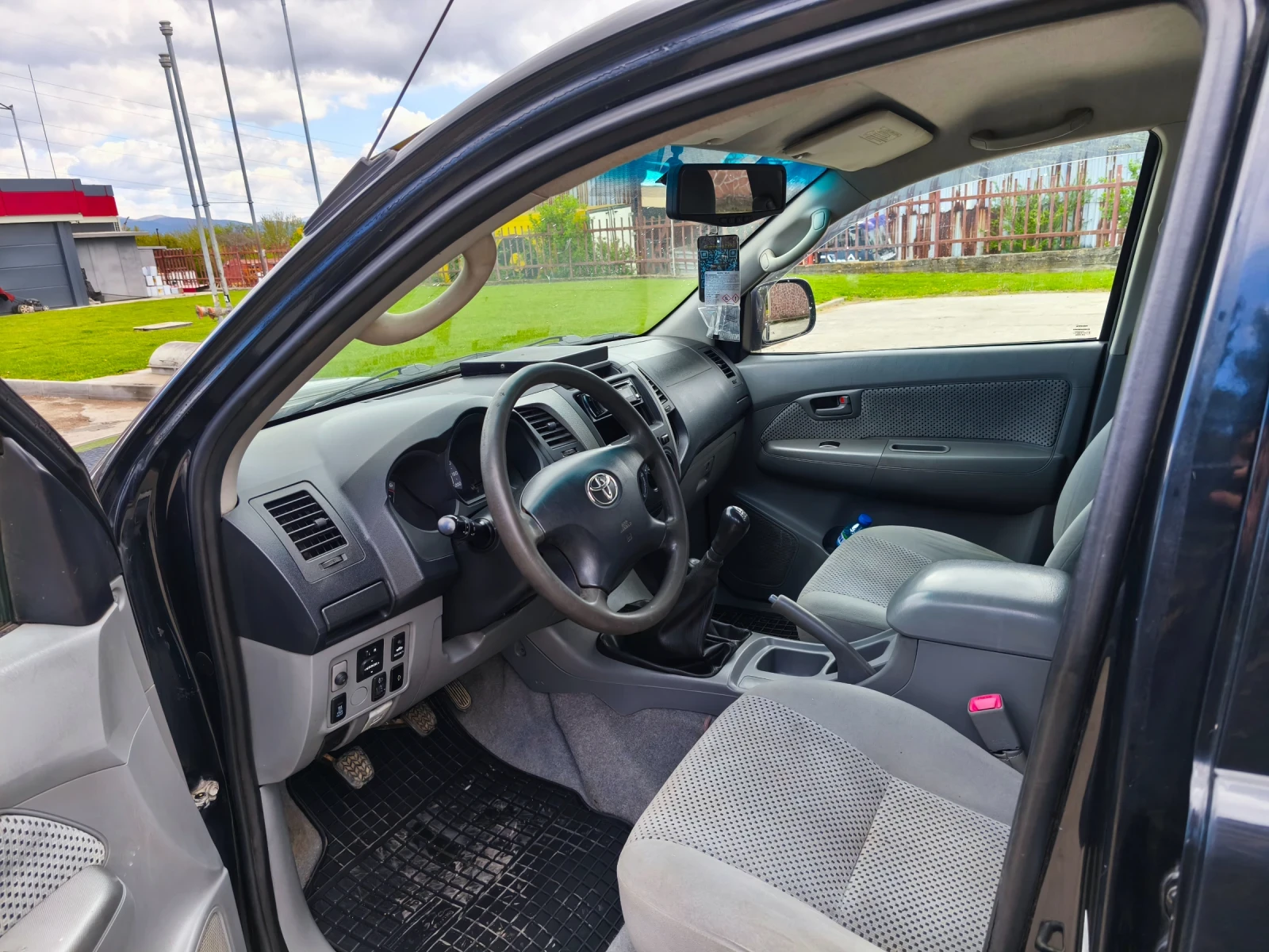 Toyota Hilux 2.5 D4D, снимка 11 - Автомобили и джипове - 54332961