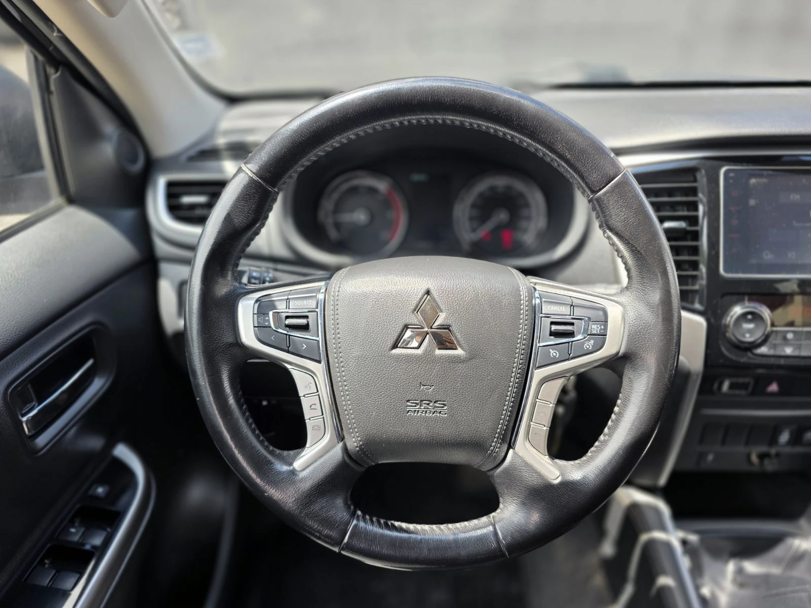 Mitsubishi L200 2.2L, снимка 12 - Автомобили и джипове - 54759265