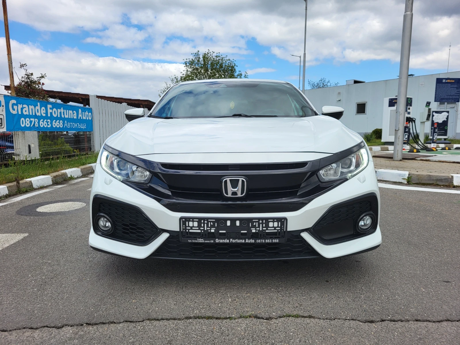 Honda Civic 1.0 V-TEC TURBO, снимка 2 - Автомобили и джипове - 54379606