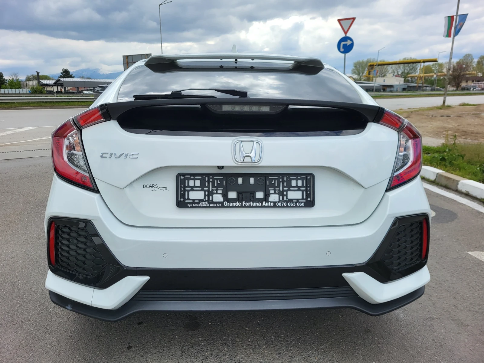 Honda Civic 1.0 V-TEC TURBO, снимка 6 - Автомобили и джипове - 54379606
