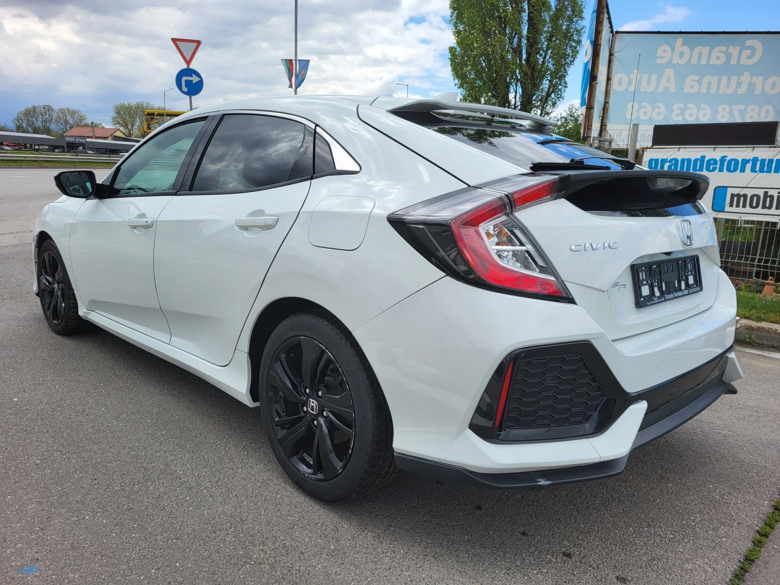 Honda Civic 1.0 V-TEC TURBO, снимка 7 - Автомобили и джипове - 54379606