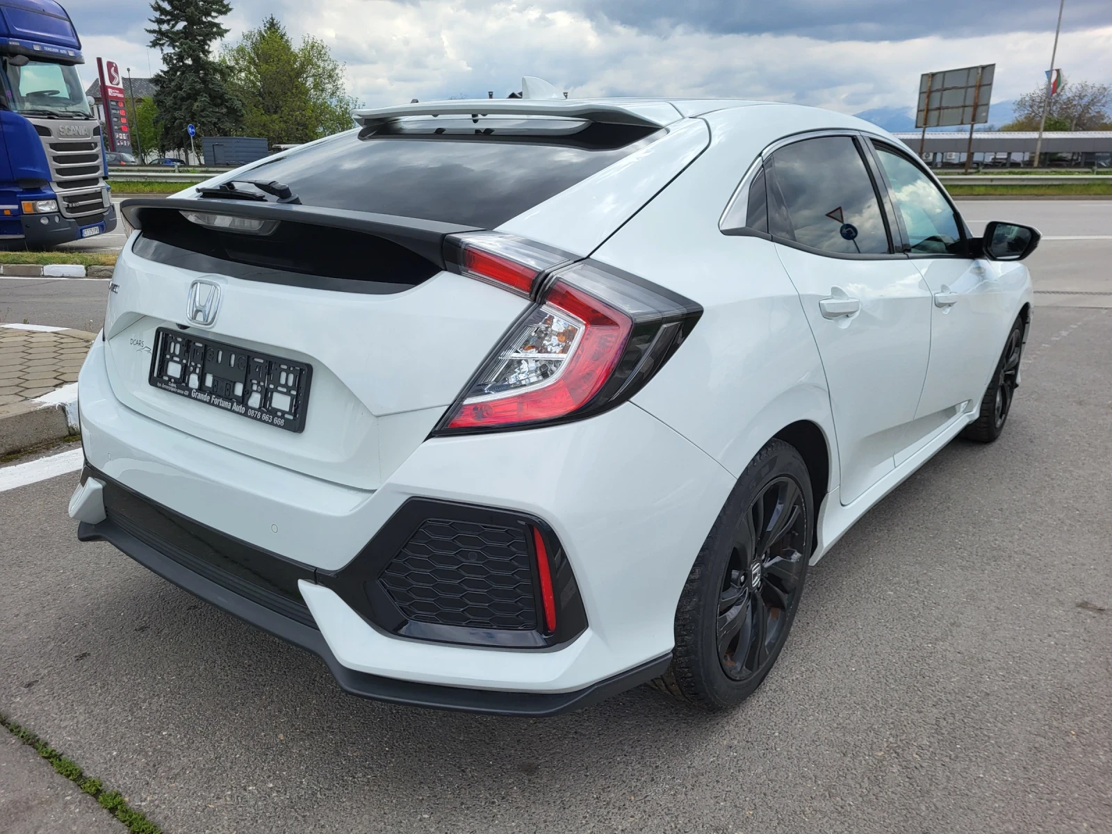 Honda Civic 1.0 V-TEC TURBO, снимка 5 - Автомобили и джипове - 54379606