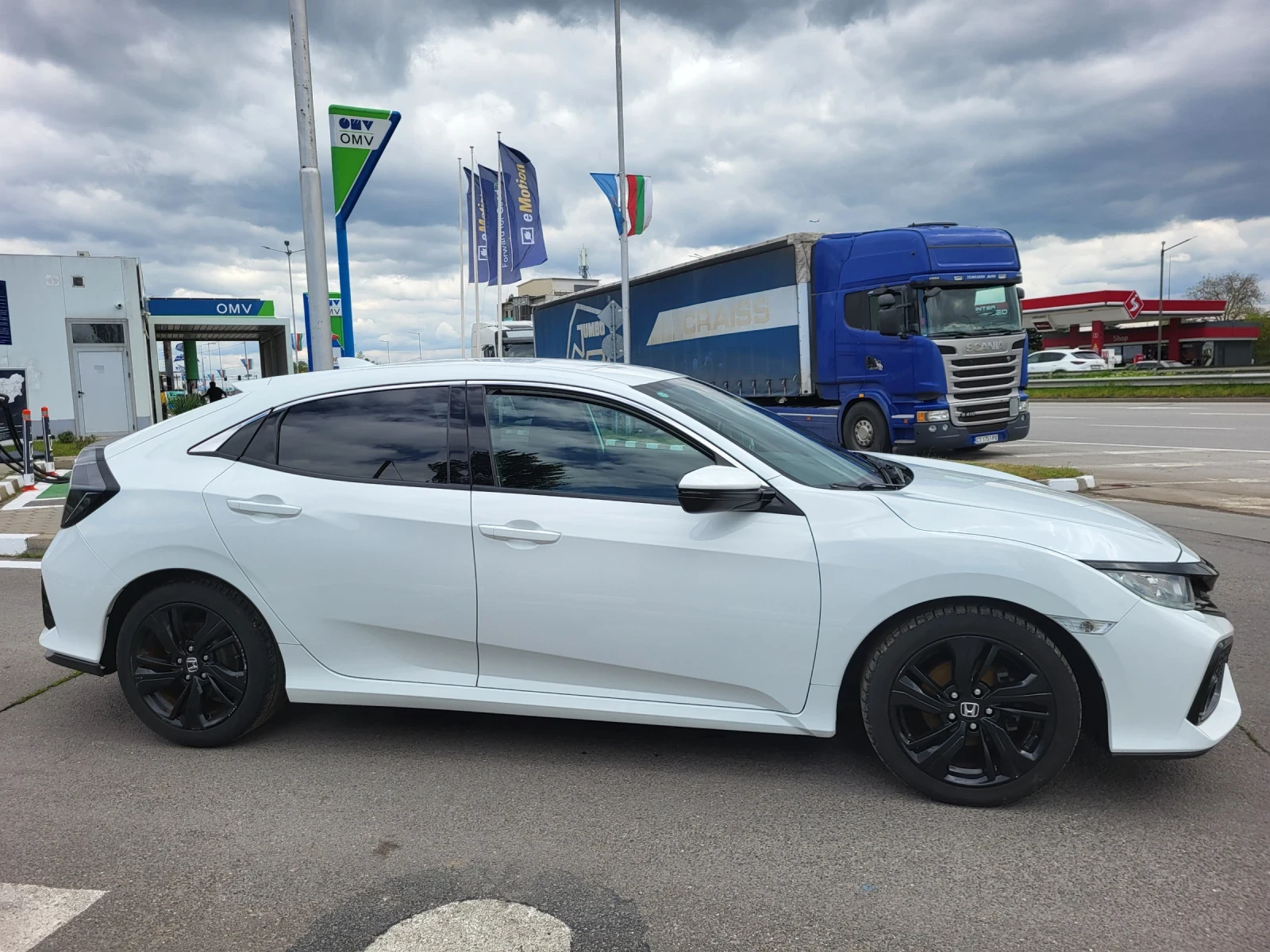Honda Civic 1.0 V-TEC TURBO, снимка 4 - Автомобили и джипове - 54379606
