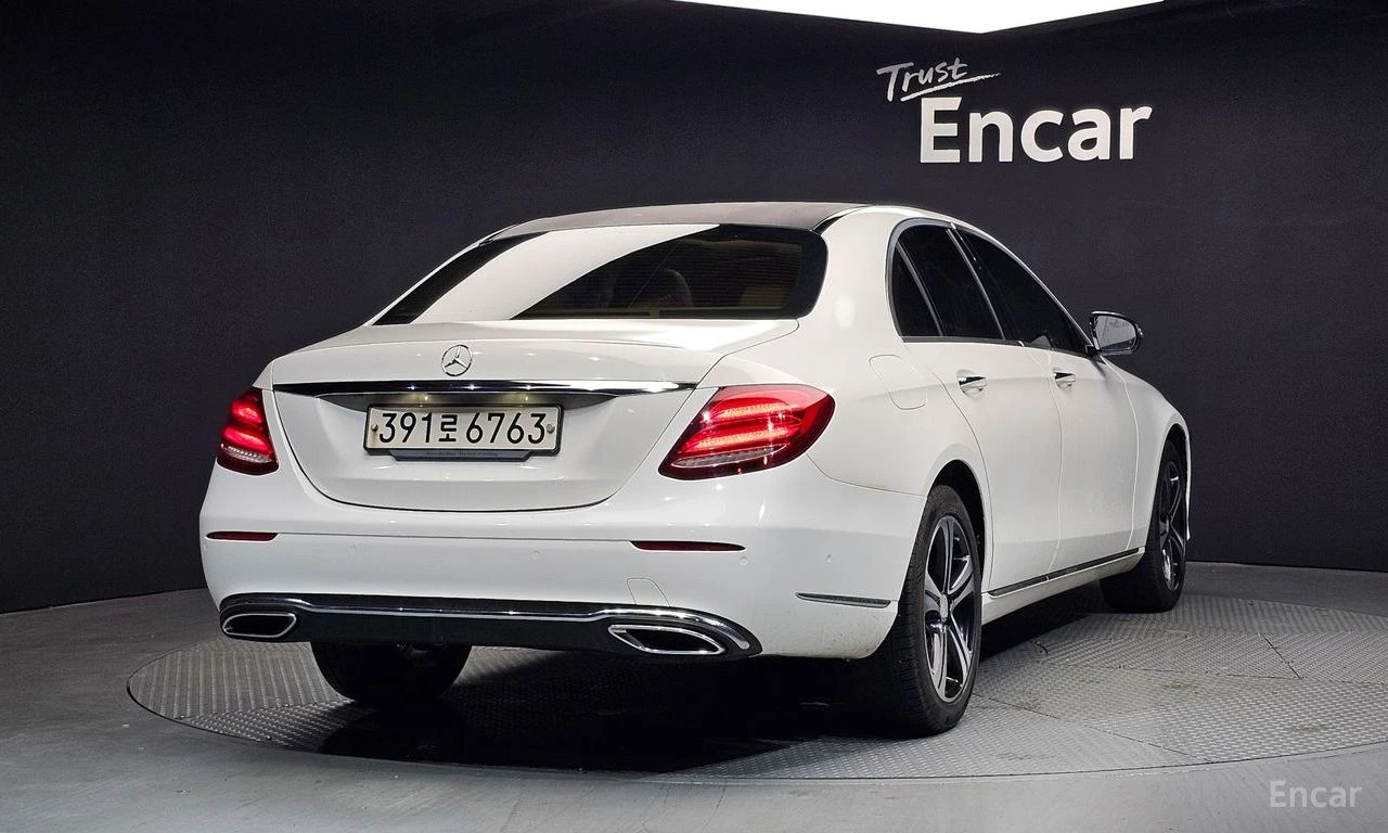 Mercedes-Benz E 220 EXCLUSIVE* ПАМЕТ* КАМЕРА* ПОДГРЕВ* ПАНОРАМА* КОЖА, снимка 2 - Автомобили и джипове - 54391303