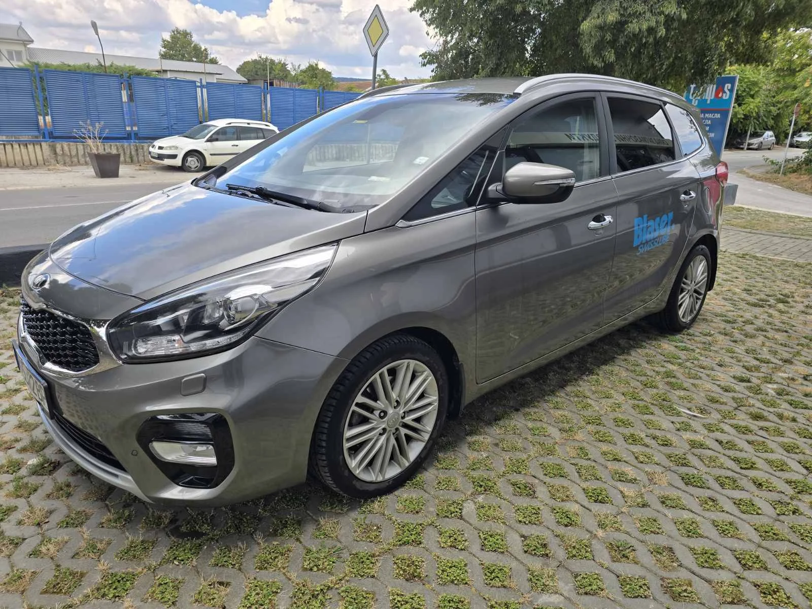 Kia Carens, снимка 2 - Автомобили и джипове - 56103843