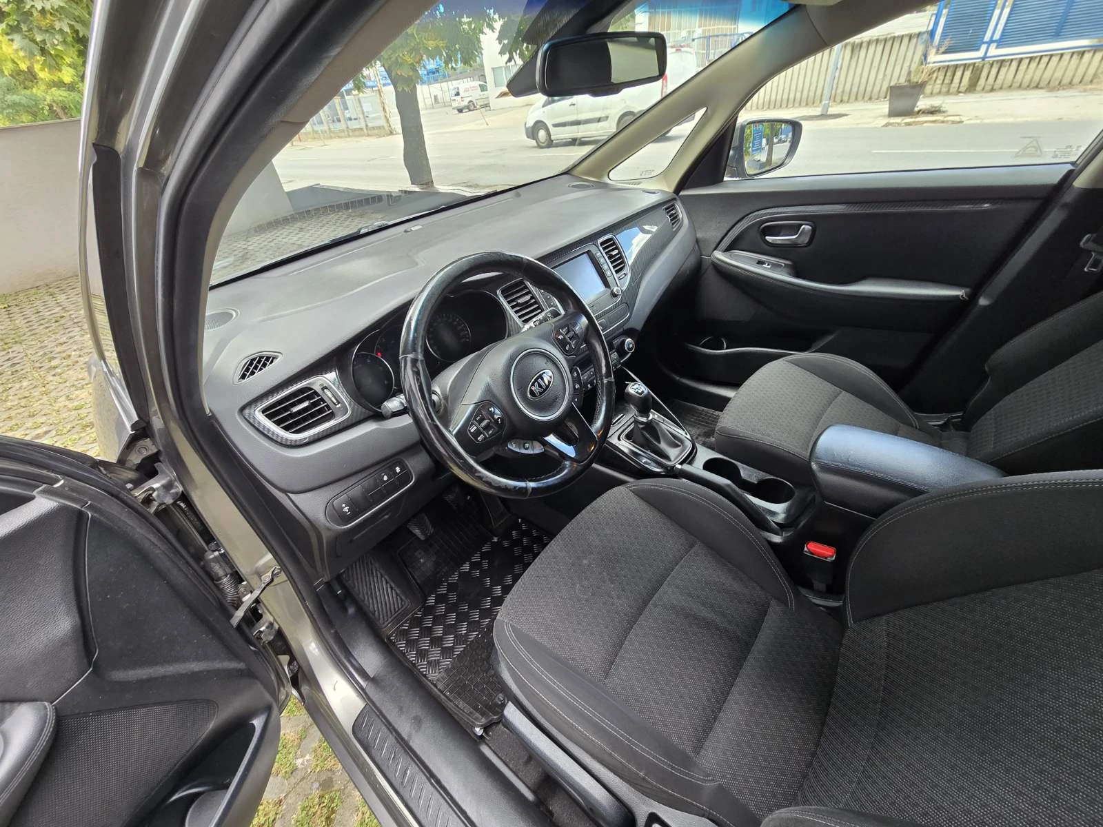 Kia Carens, снимка 10 - Автомобили и джипове - 56103843