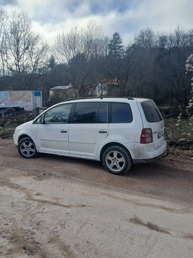 VW Touran, снимка 4 - Автомобили и джипове - 52787877