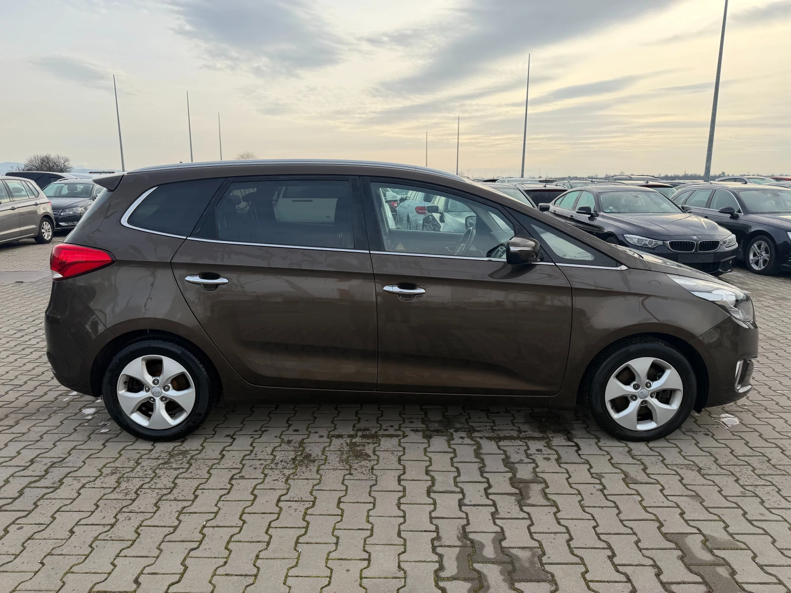 Kia Carens 1.6i NAVI/PANORAMA/KAMERA 6+ 1 EURO 5 - изображение 5
