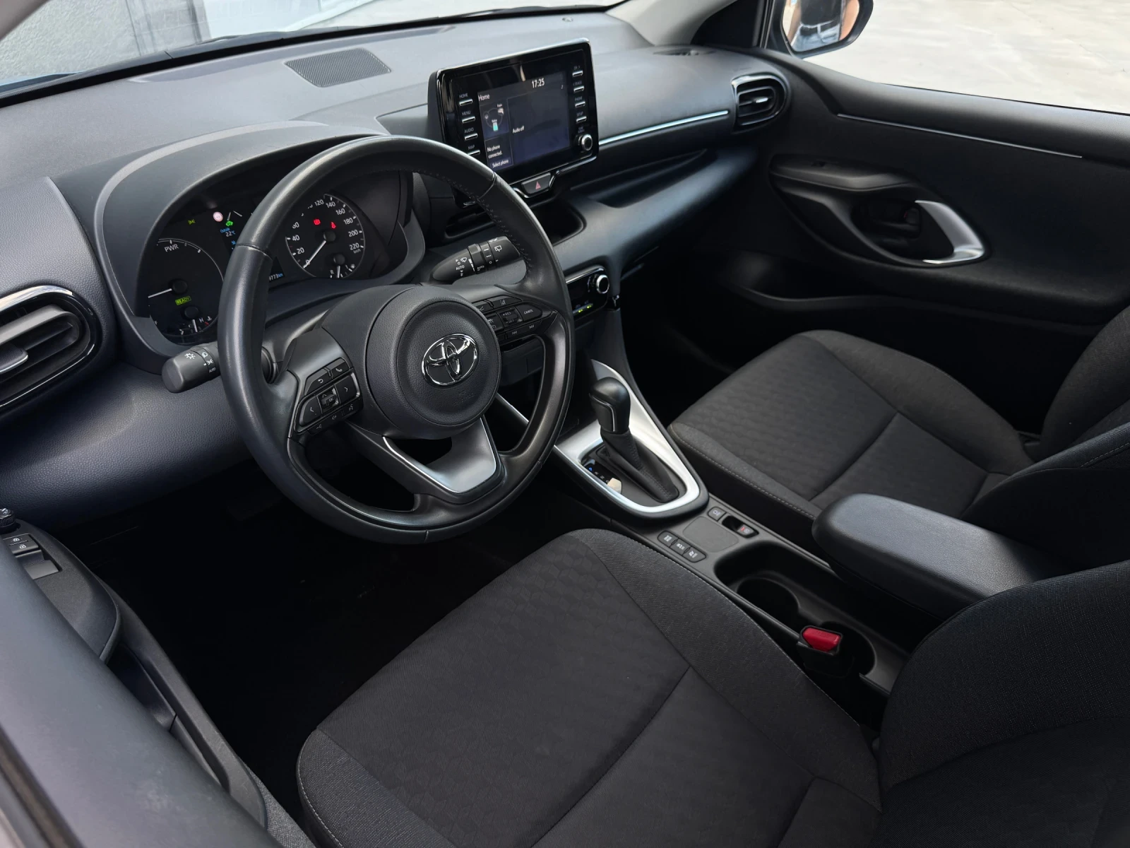 Toyota Yaris Hybrid // Гаранционна до 2031г, снимка 7 - Автомобили и джипове - 54496618