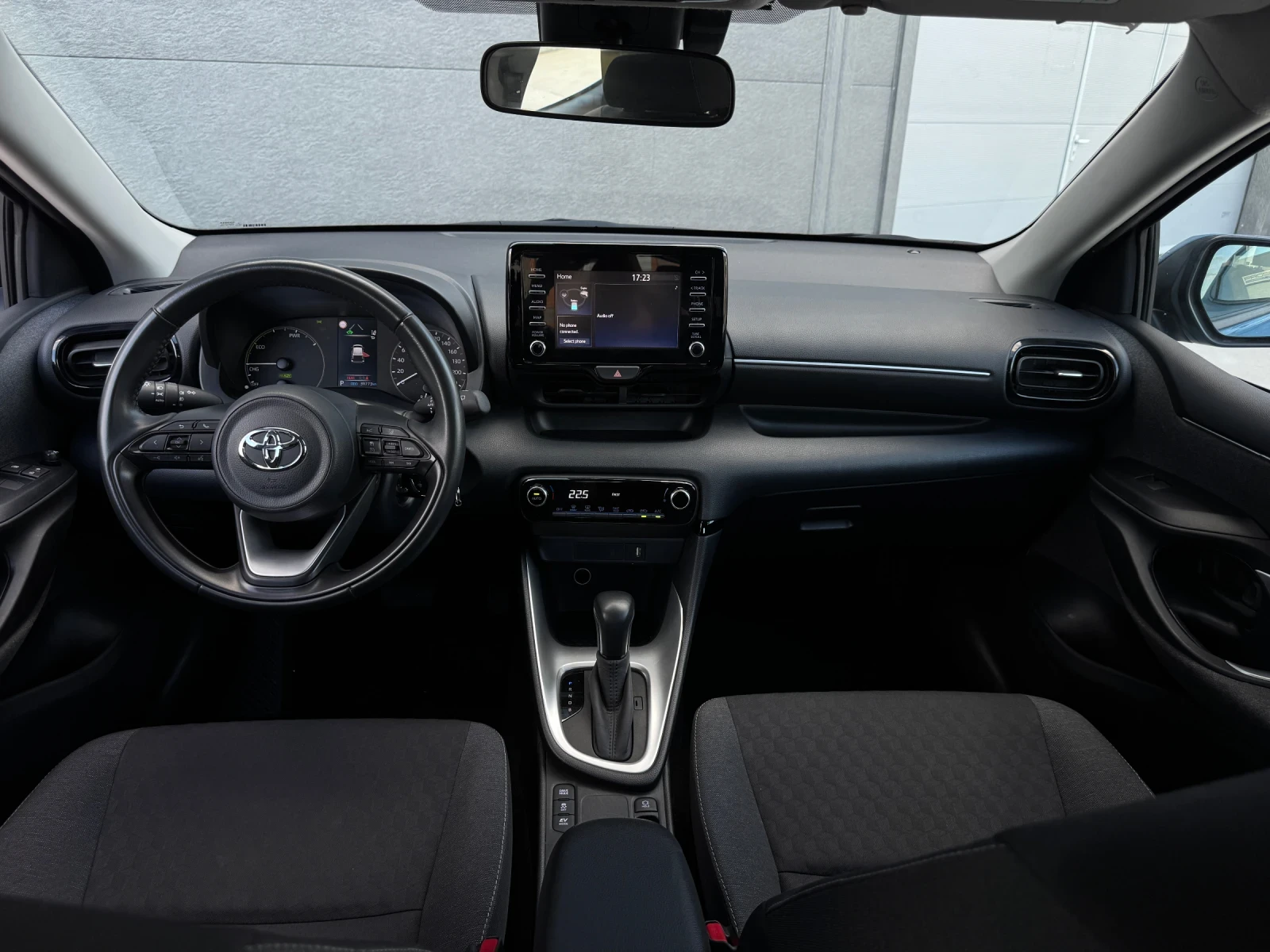 Toyota Yaris Hybrid // Гаранционна до 2031г, снимка 8 - Автомобили и джипове - 54496618
