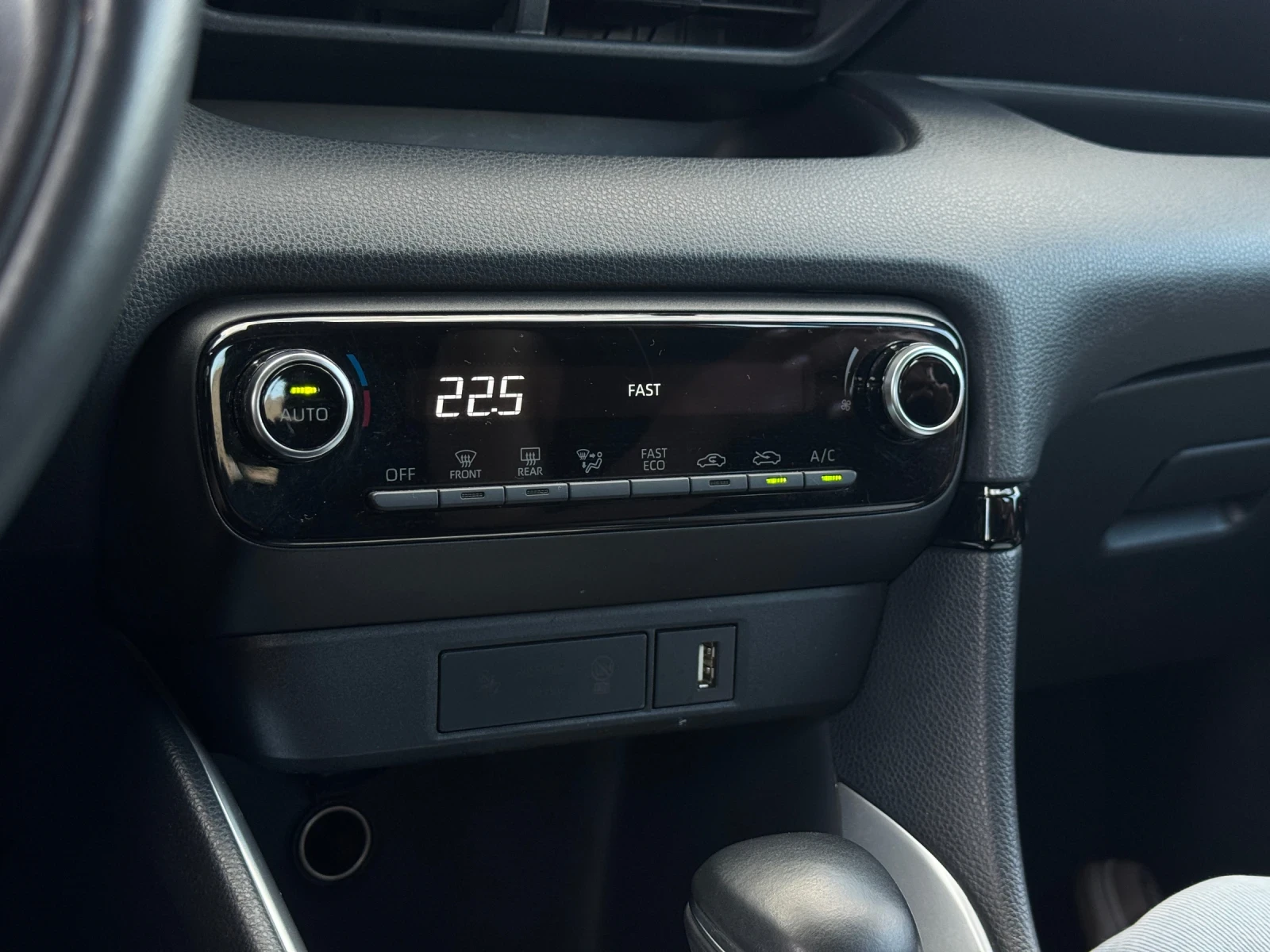 Toyota Yaris Hybrid // Гаранционна до 2031г, снимка 14 - Автомобили и джипове - 54496618