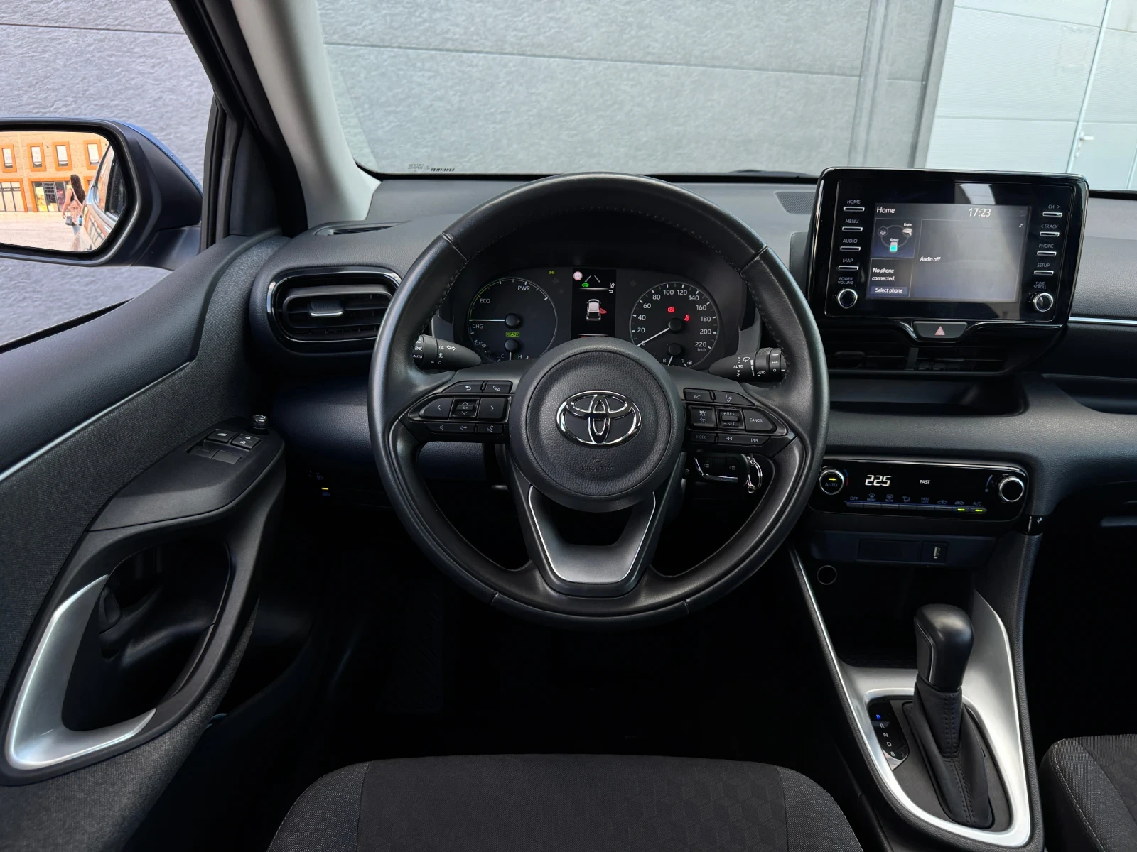 Toyota Yaris Hybrid // Гаранционна до 2031г, снимка 9 - Автомобили и джипове - 54496618