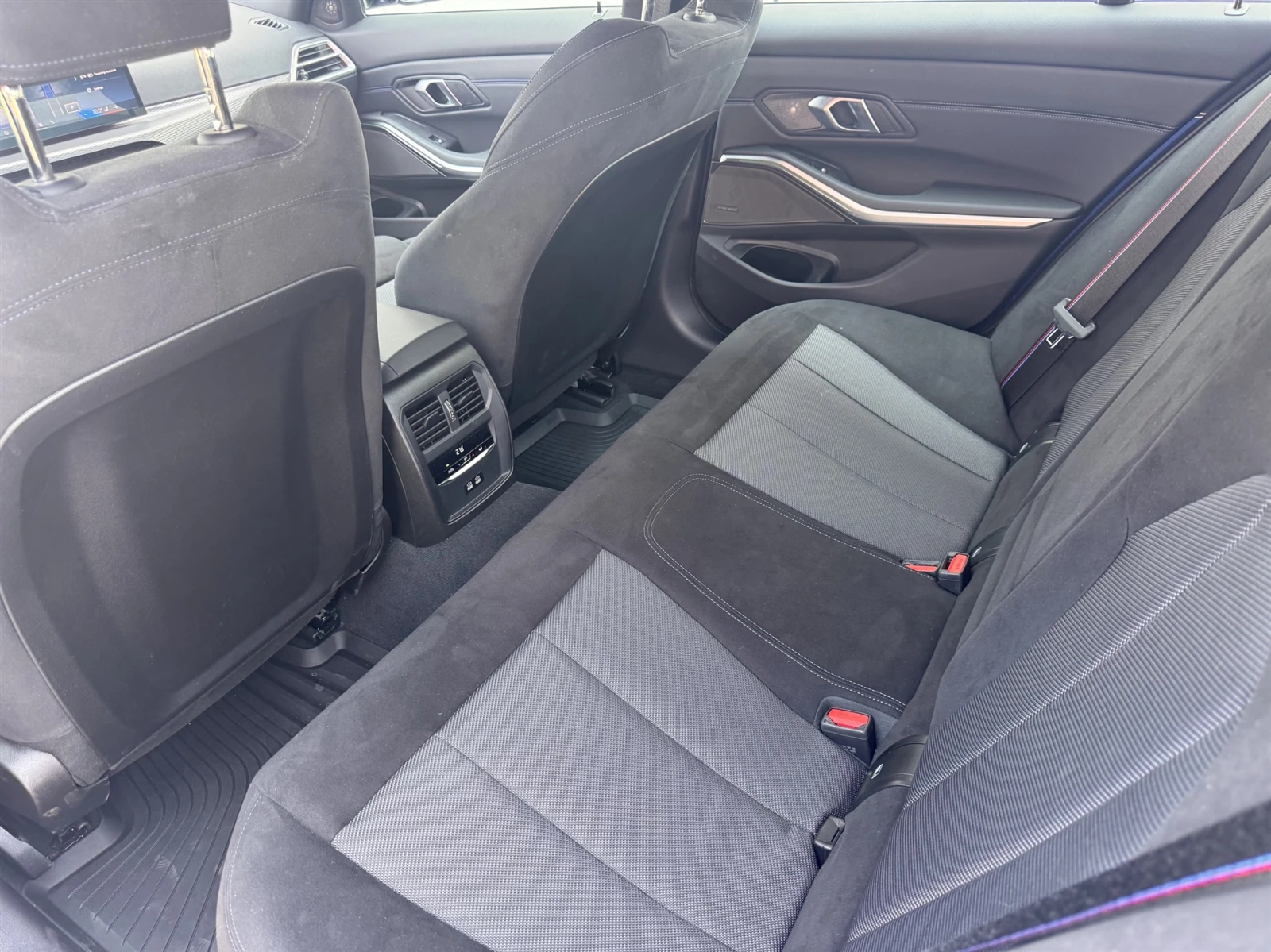 BMW 330 xDrive Sedan (MX), снимка 16 - Автомобили и джипове - 55385553