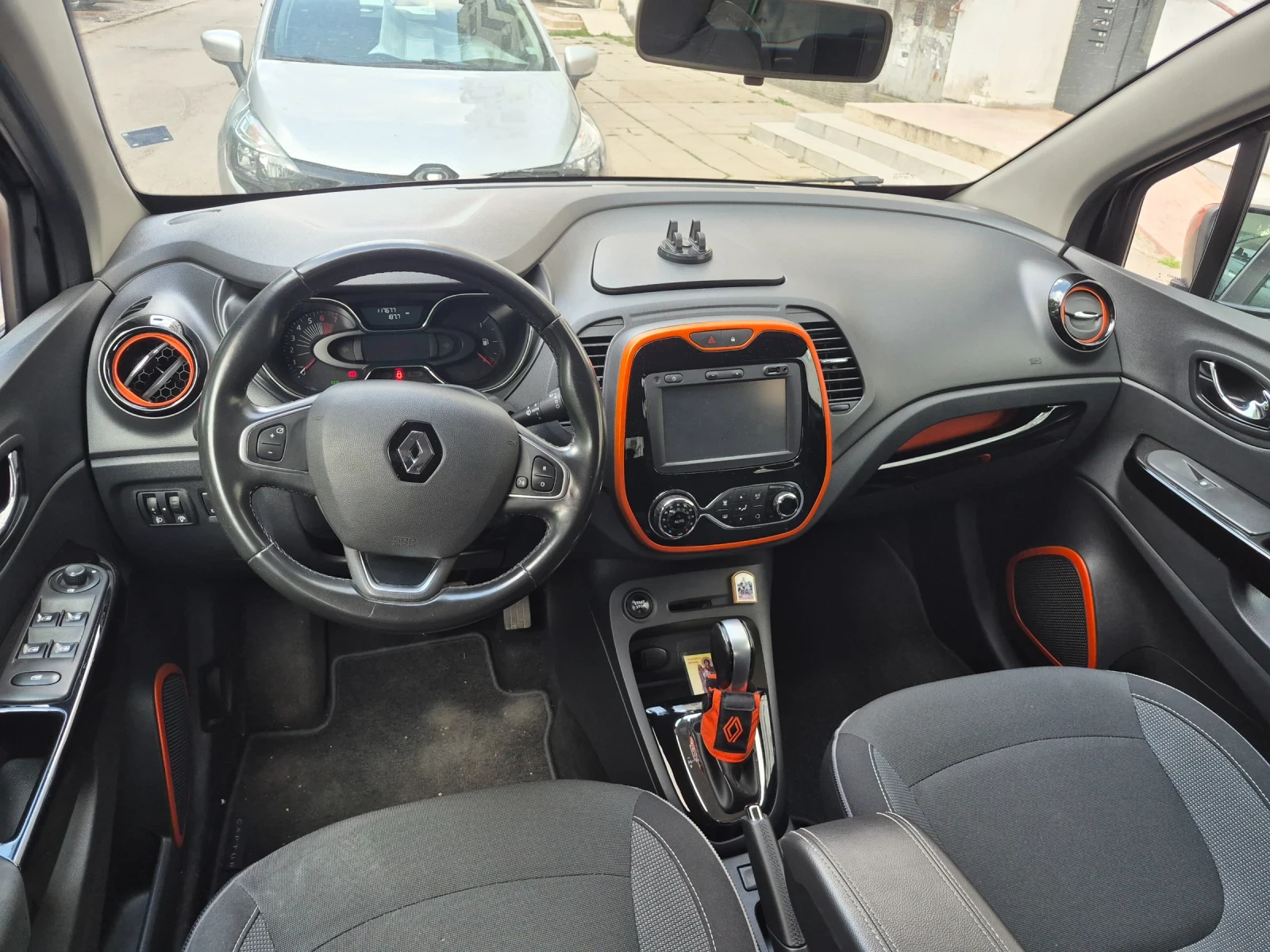 Renault Captur 1.2 ТСе, снимка 8 - Автомобили и джипове - 55832058