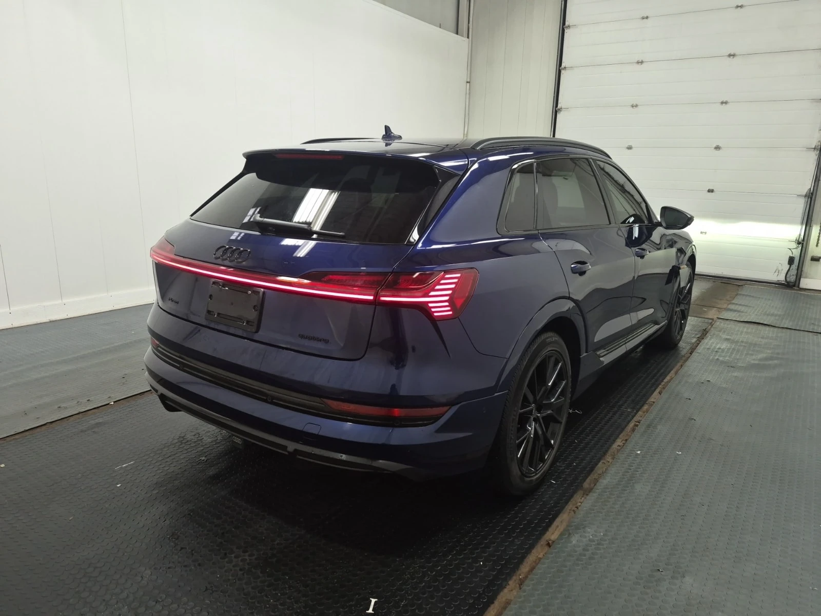 Audi E-Tron * PROGRESSIV * CARFAX * БЕЗ ПЪРВОНАЧАЛНА ВНОСКА, снимка 3 - Автомобили и джипове - 56096067