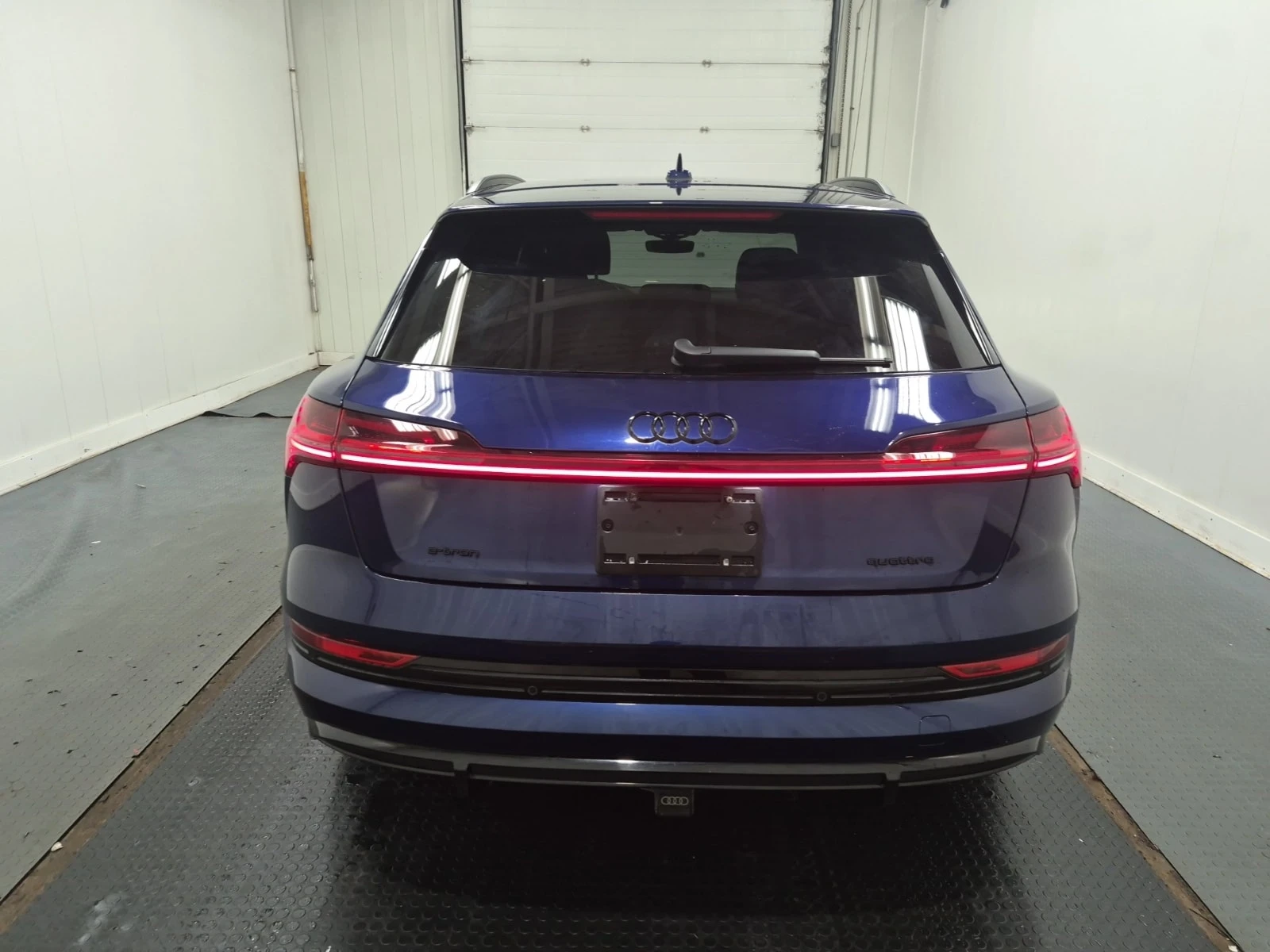 Audi E-Tron * PROGRESSIV * CARFAX * БЕЗ ПЪРВОНАЧАЛНА ВНОСКА, снимка 17 - Автомобили и джипове - 56096067
