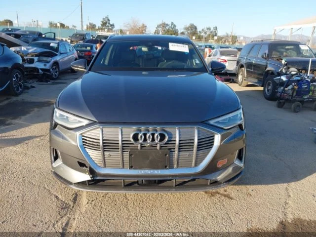 Audi E-Tron Premium Plus - изображение 6