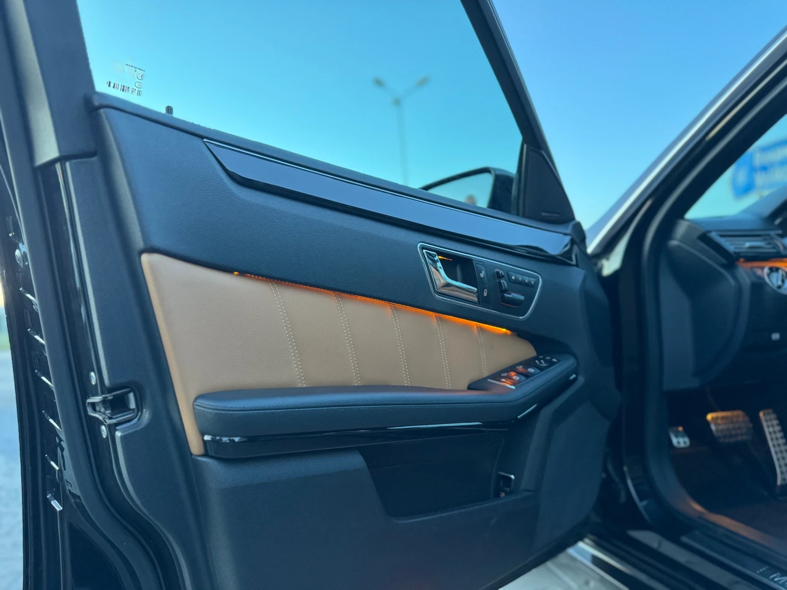 Mercedes-Benz E 350 AMG PANO MASAGGE KAMERI FULL, снимка 16 - Автомобили и джипове - 54910722