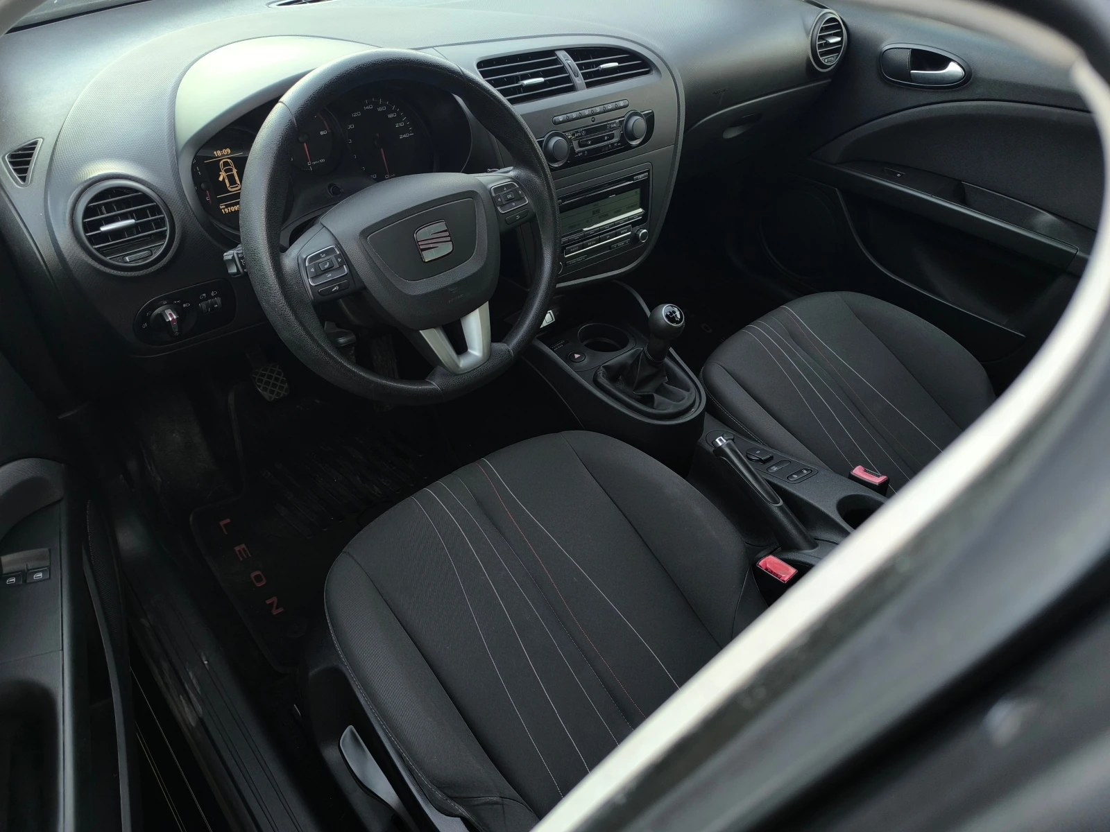 Seat Leon FACE LIFT-1.6TDI-90кс-КЛИМАТРОНИК-EURO 5b !!!, снимка 10 - Автомобили и джипове - 56130110