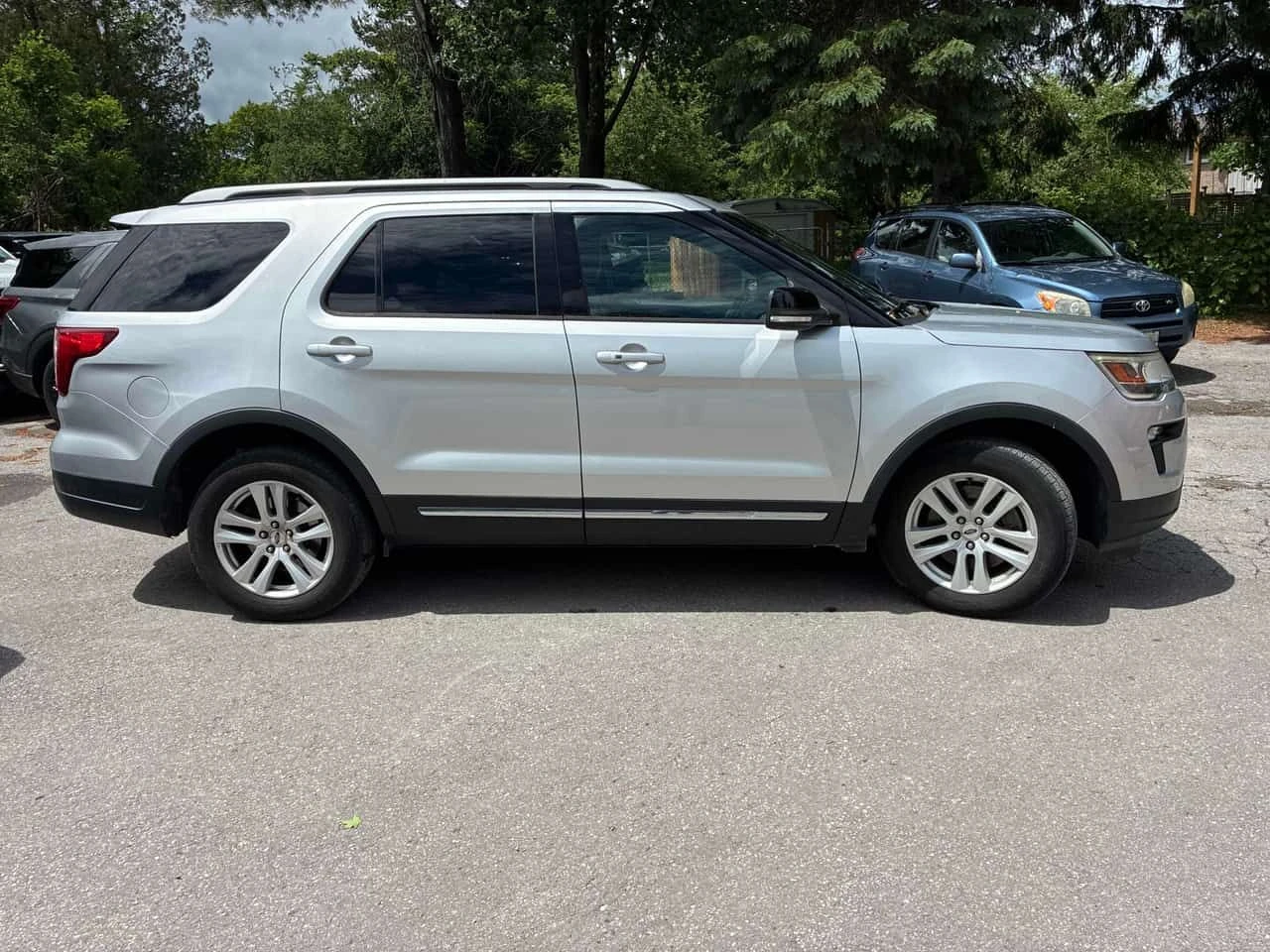 Ford Explorer * XLT * CARFAX * БЕЗ ПЪРВОНАЧАЛНА ВНОСКА, снимка 3 - Автомобили и джипове - 55374903