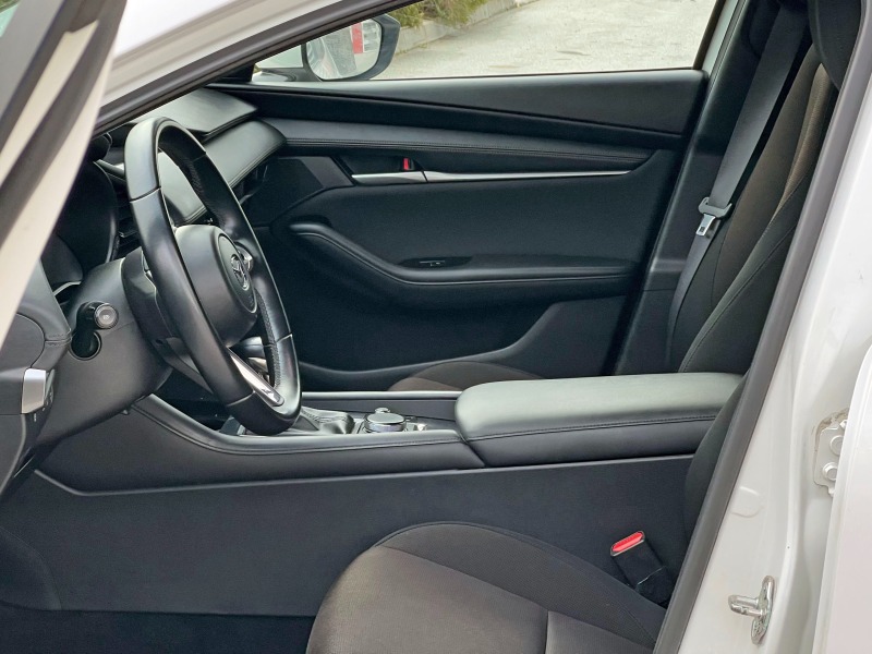 Mazda 3 Facelift 1.8d SkyActiv-D топ състояние лизинг, снимка 8 - Автомобили и джипове - 42576911